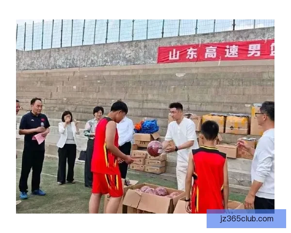 优质偶像山东队长高诗岩走进章丘乡村学校开展公益活动